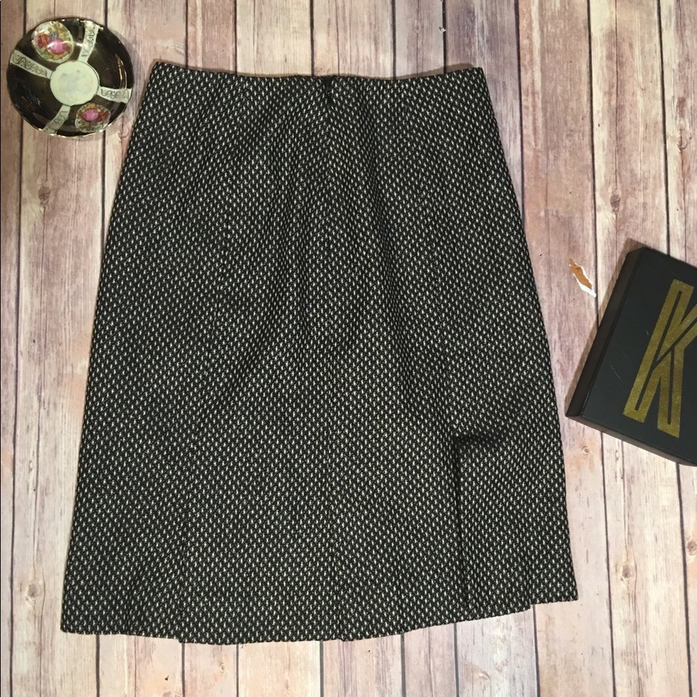 🎃CARLISLE Back & White Pleated Skirt Size 0